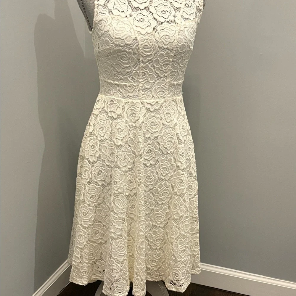 Elegant Lace Sleeveless Dress - White - Picture 3 of 5